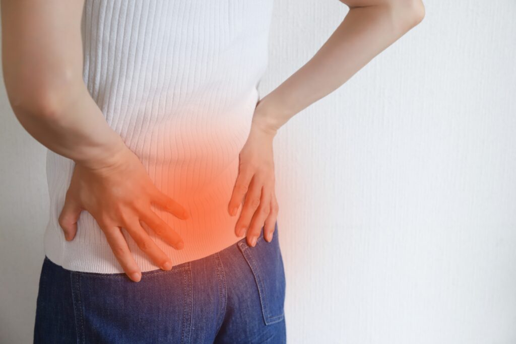 腰痛で腰をおさえている様子