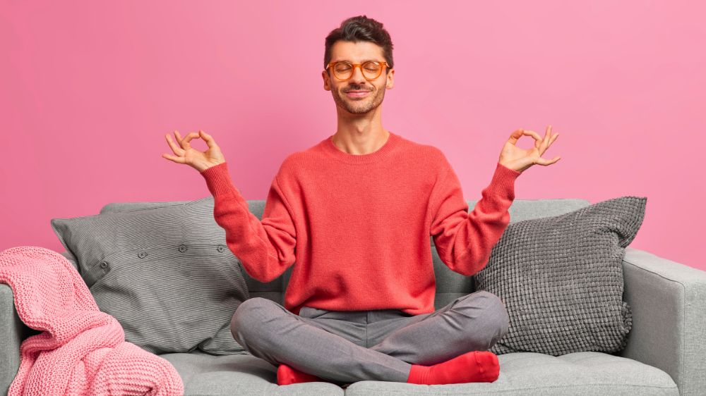 ソファの上で微笑みながら呼吸をする男性