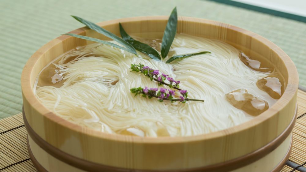 氷水の入った桶と素麺
