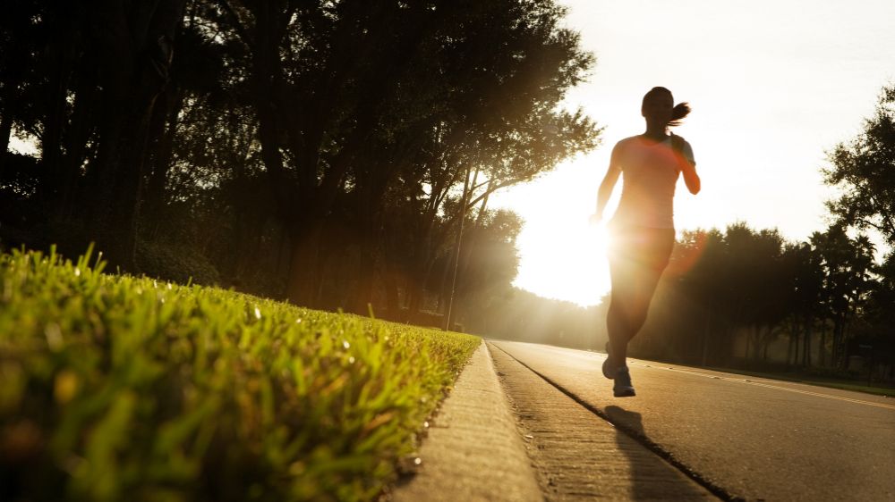 朝日と共に走る女性
