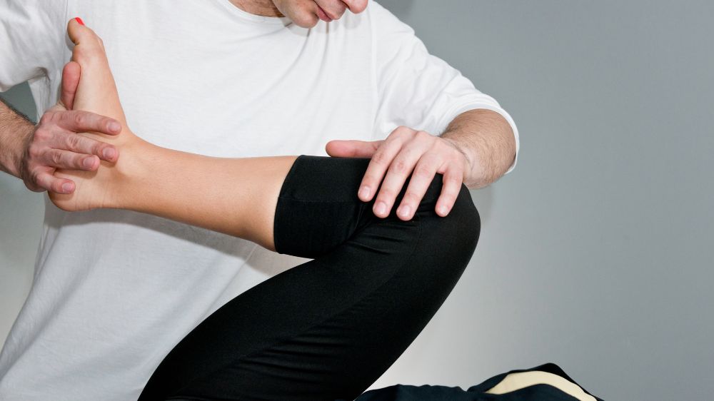 膝に対して検査をしている整体師