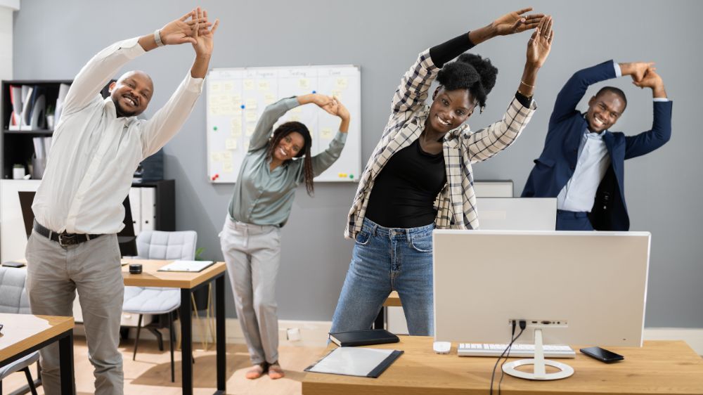 業務の合間にストレッチをする会社員