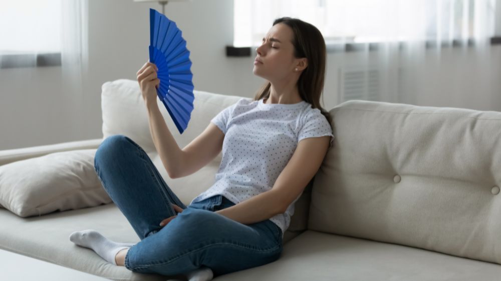 扇子で仰ぐ若い外国人女性