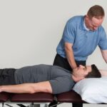 PNFストレッチを行うセラピストと患者