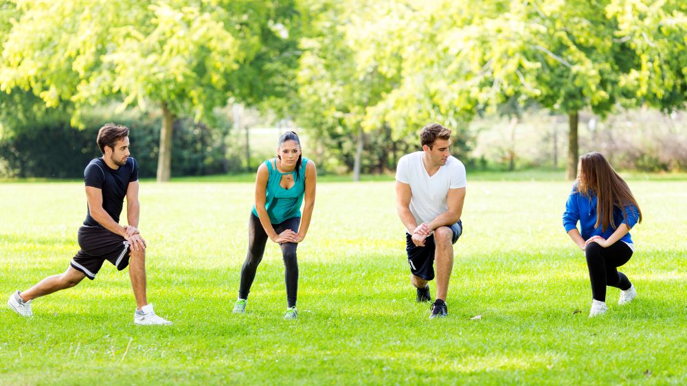 公園で準備体操をする人たち