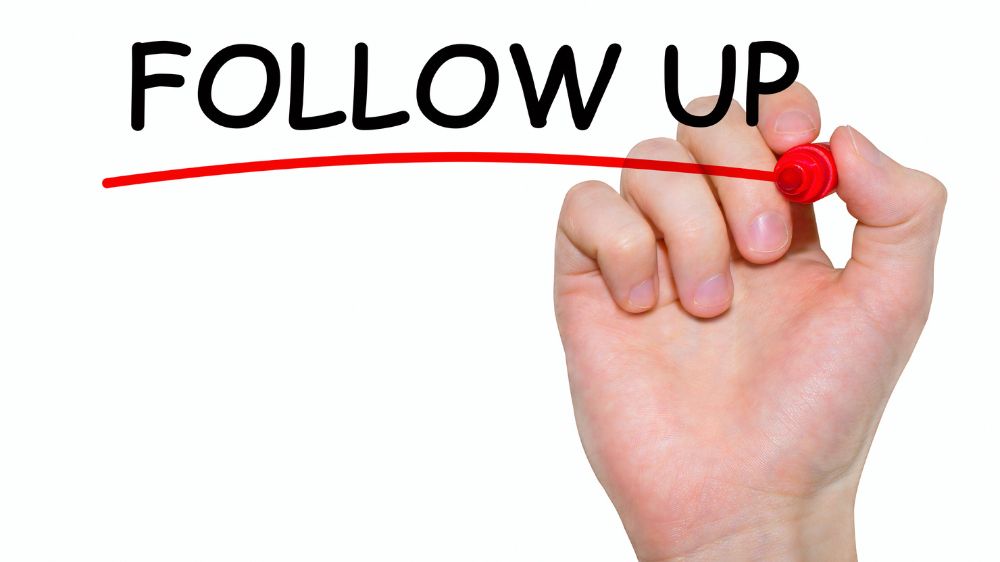 フォローアップと書かれた透明なボード