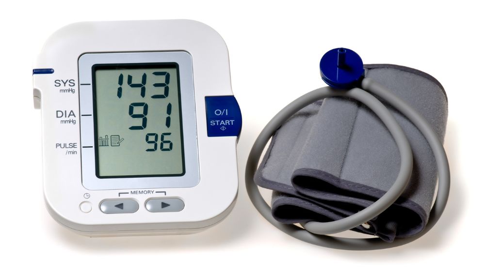 高血圧の基準値が示されている電子血圧計
