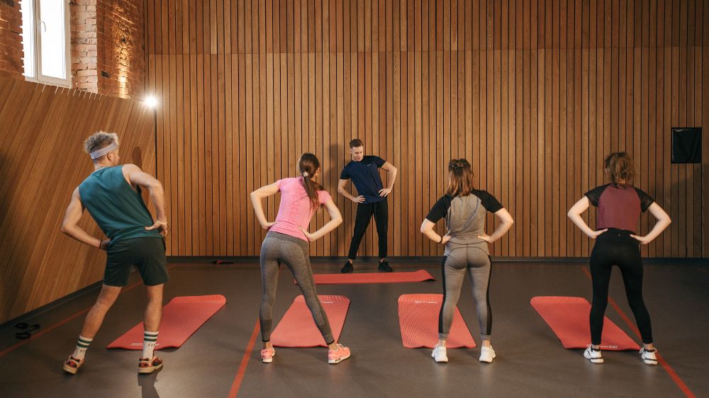 準備体操をするインストラクターと生徒