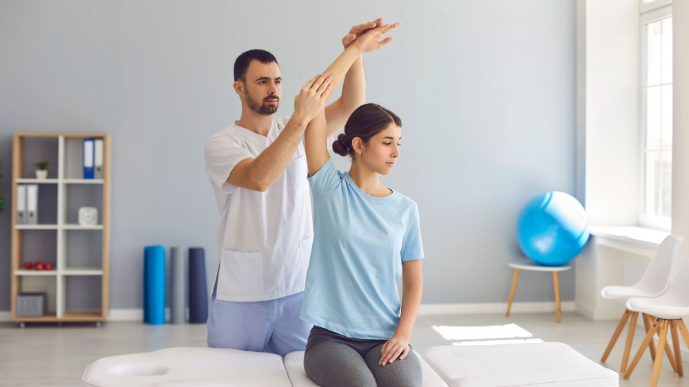 肩の施術を行う整体師と患者