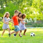 子どもたちがサッカーボールを追いかけている様子