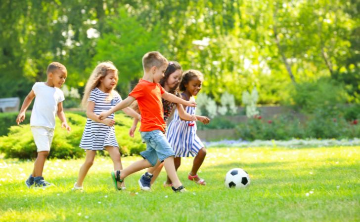 子どもたちがサッカーボールを追いかけている様子