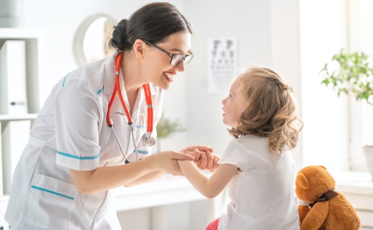 子どもの診察をする医師