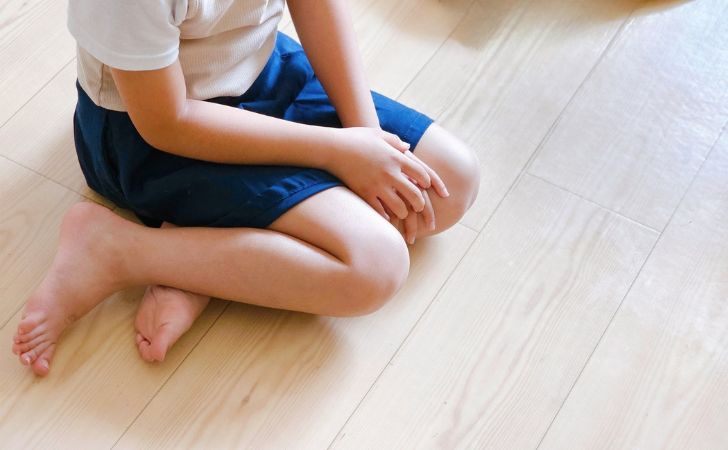 横座りをしている女の子