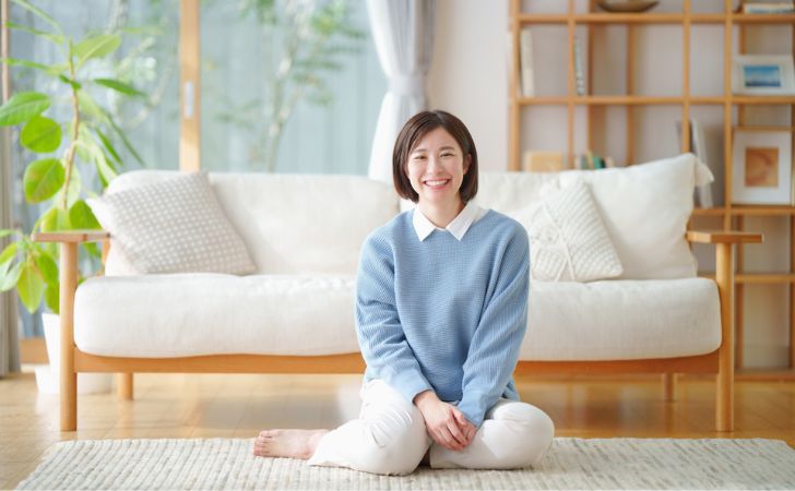 横座りをする女性