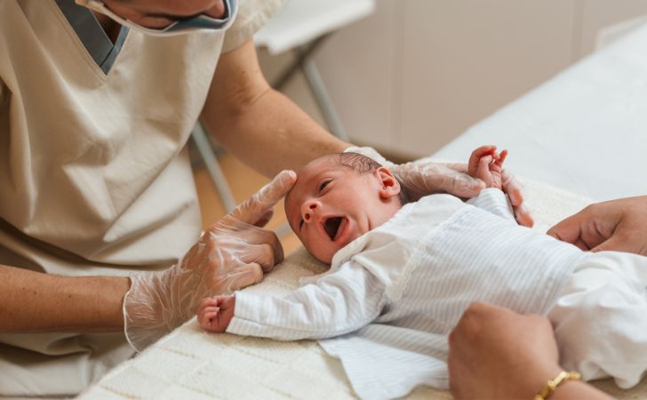 非対称性緊張性頸反射を見る女性と赤ちゃん