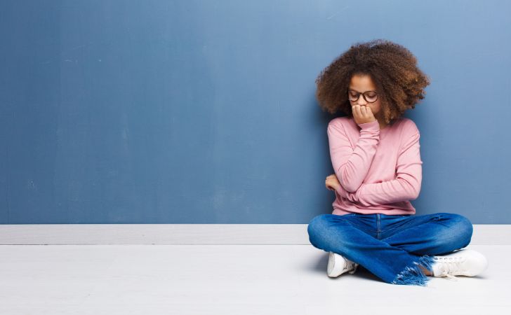 あぐらをしている女性