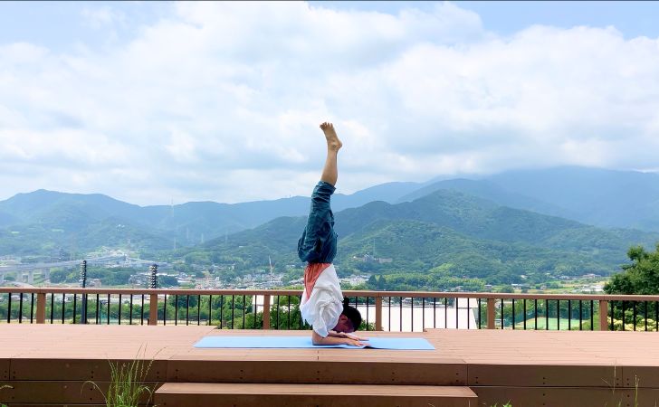 大山を望める公園で行ったピンチャマユラーサナ