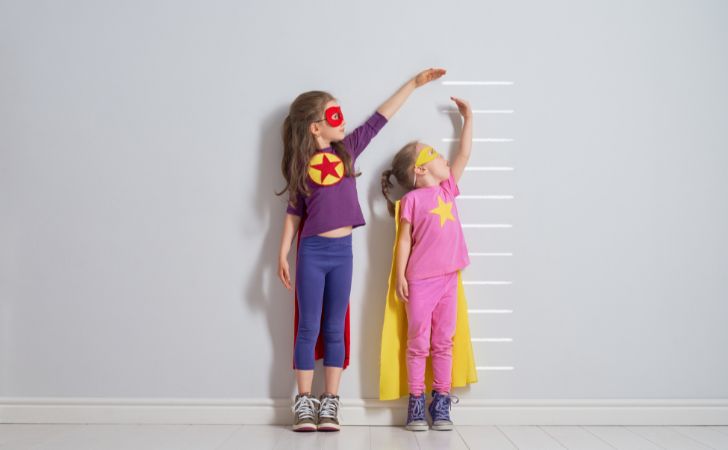 成長期の子どもが身長を測っている様子