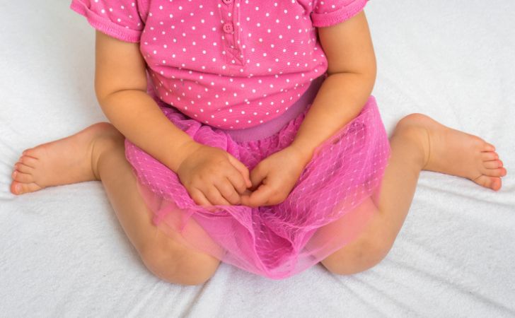 割り座をする女の子