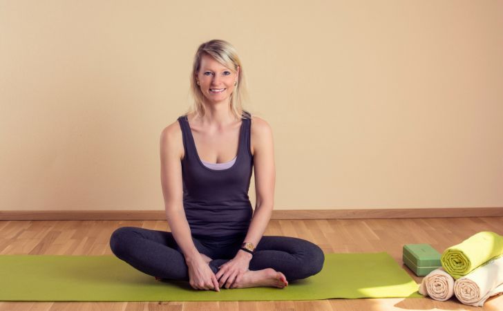 あぐらに左右差がある女性