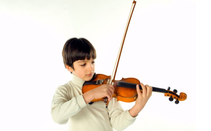 バイオリンを弾く男の子