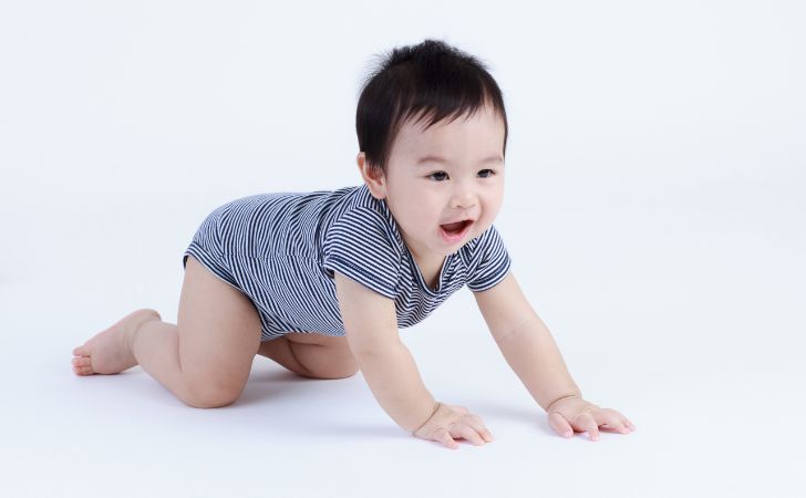 ハイハイをする赤ちゃん