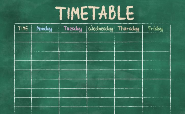 時間割が書かれた黒板