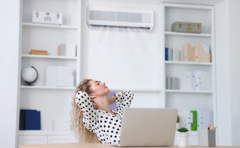 エアコンで快適な室内で作業をしている女性