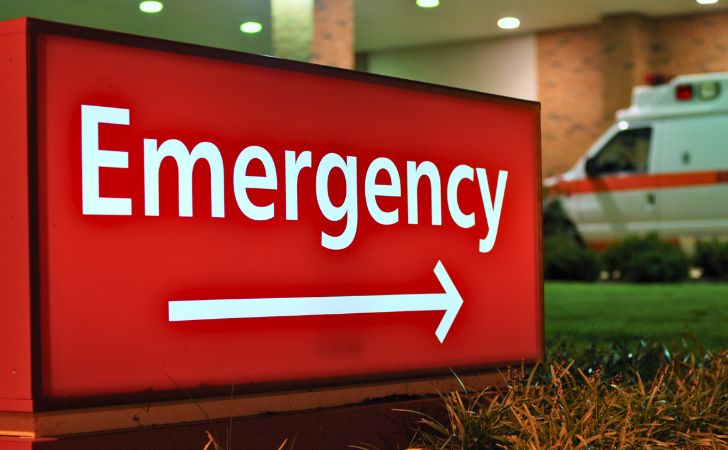 Emergencyの看板と救急車