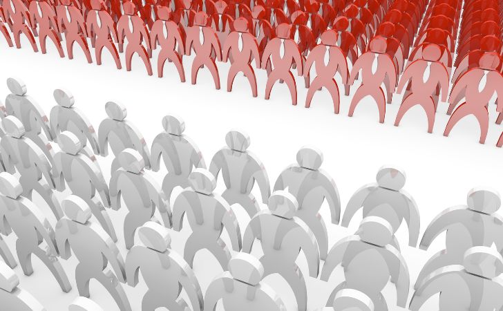 集団が向かい合っているイラスト