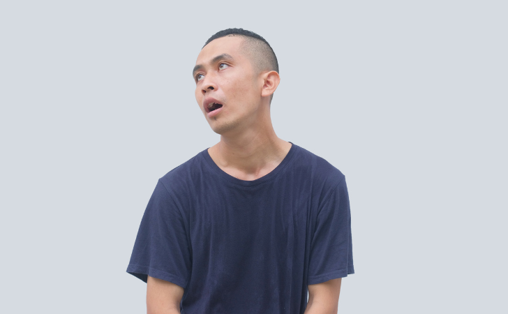 ぼーっとして口をぽかんと開けている男性