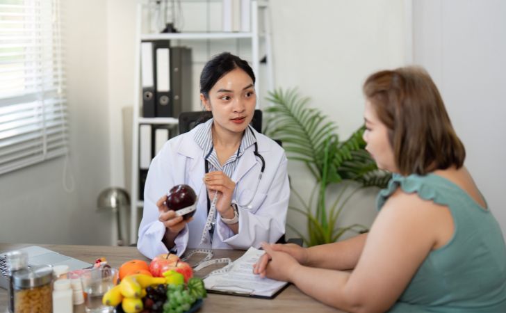 栄養士と栄養指導を受けている女性