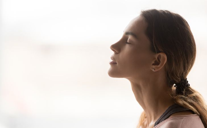 鼻から深呼吸をしている女性