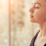 鼻から深呼吸している女性