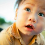 ぽかん口をしている子ども