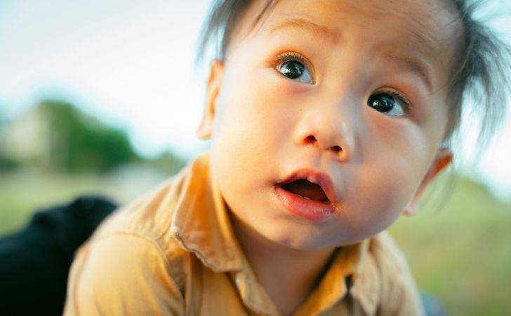 ぽかん口をしている子ども