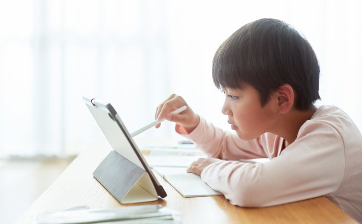 タブレットで勉強する子ども