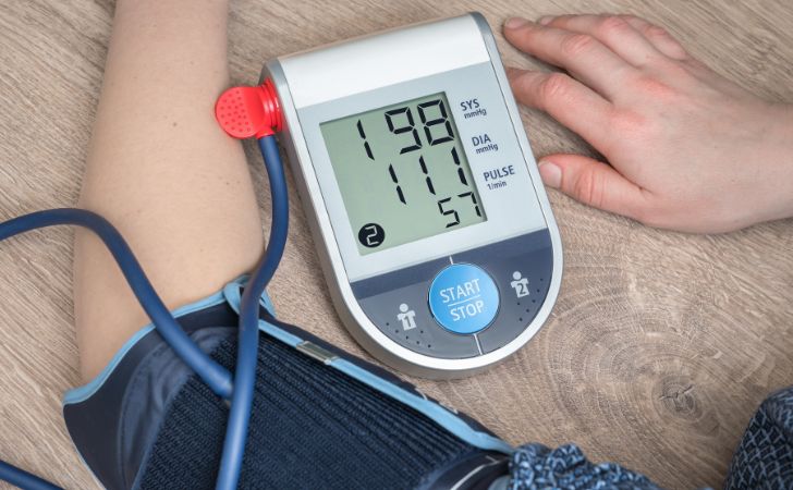 高血圧を示す血圧計の数値