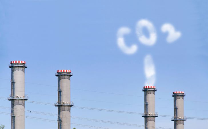 工場の煙突から二酸化炭素（CO2）が出ている様子