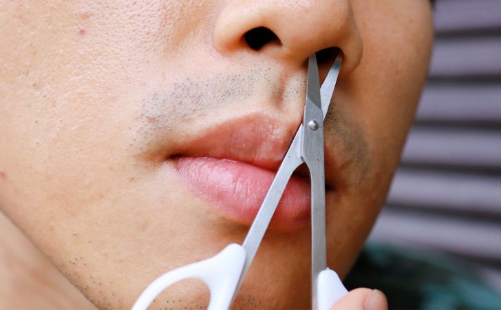 鼻毛を処理している男性