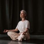 瞑想している高齢女性
