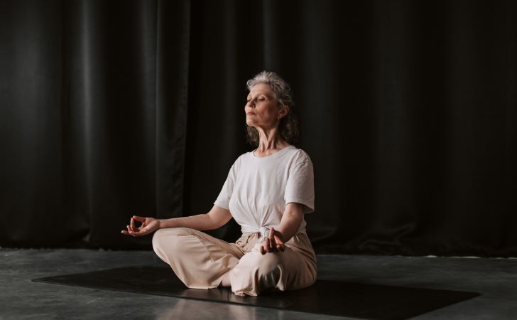 瞑想している高齢女性
