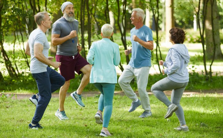準備運動をする高齢者たち