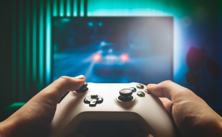 テレビゲームをしている様子