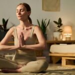 瞑想をしている若い女性