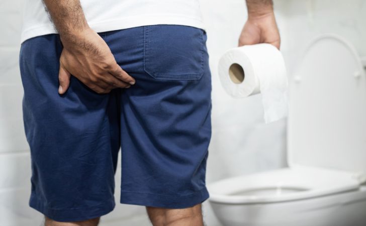 下痢でトイレに急ぐ男性
