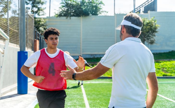 選手を労う指導者