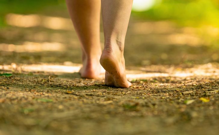 裸足で林道を歩いている様子