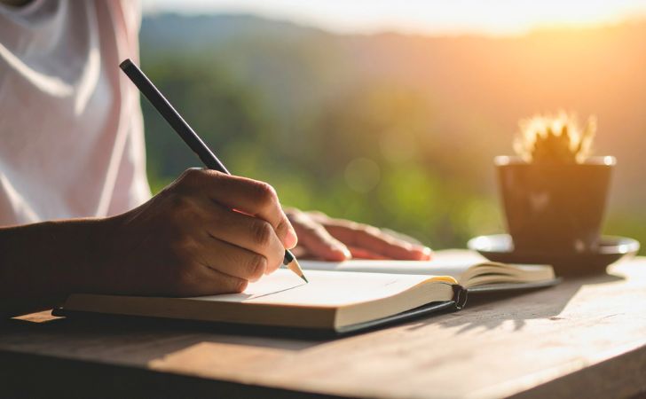 屋外で日記を書いている様子
