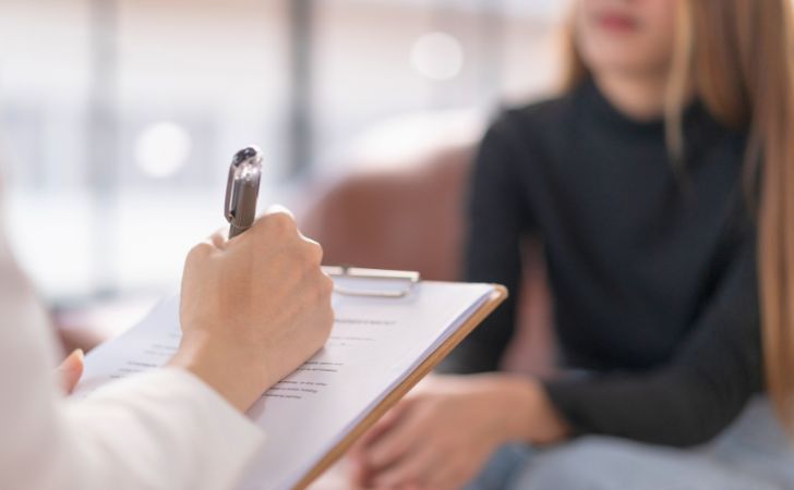 カウンセリングを受けている女性